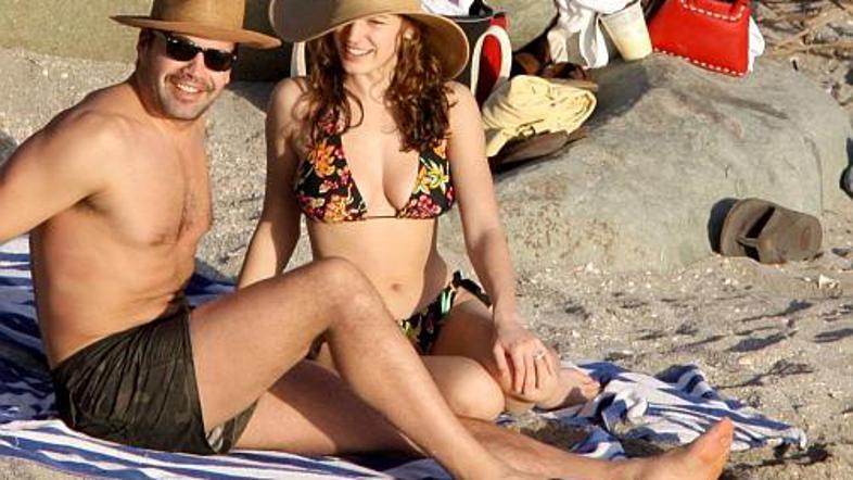 Čeprav se jim Kelly in Billy izogibata, paparacem velikokrat uspe!