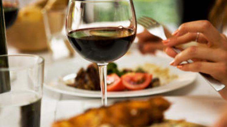 Današnje praznovanje je v znamenju pečene goske in vina.