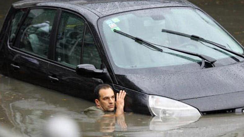 Avtomobili plavajo po Zagrebu.