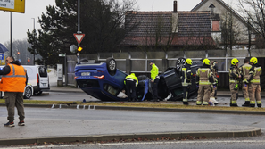 Prometna nesreča, izvoz Jarše, avto na strehi