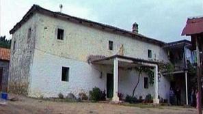 V Albaniji naj bi policisti po poročanju Reutersa odkrili hišo, v kateri so gver