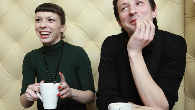 V Kataleni se poskušajo gibati po tanki meji med popularnim in umetniškim.