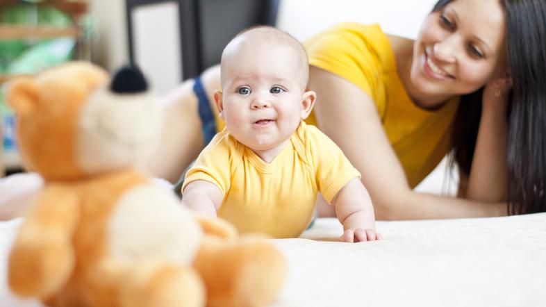 Pri šestih mesecih se dojenček že začne plaziti. (Foto: Shutterstock)