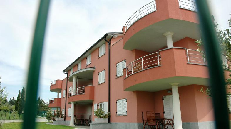 Apartmajsko naselje v portoroški marini so sicer uradno odprli konec junija 2007
