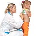 Prve znake deformacij otrokove hrbtenice navadno opazimo pri sistematskih pregle