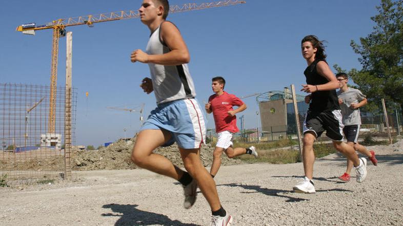 Makadamsko tekaško stezo na Bonifiki bo kmalu zamenjala zelena športna podlaga. 