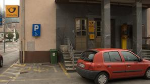 Stari prostori pošte na Jesenicah so bili zgrajeni leta 1951 ter nimajo dovolj p