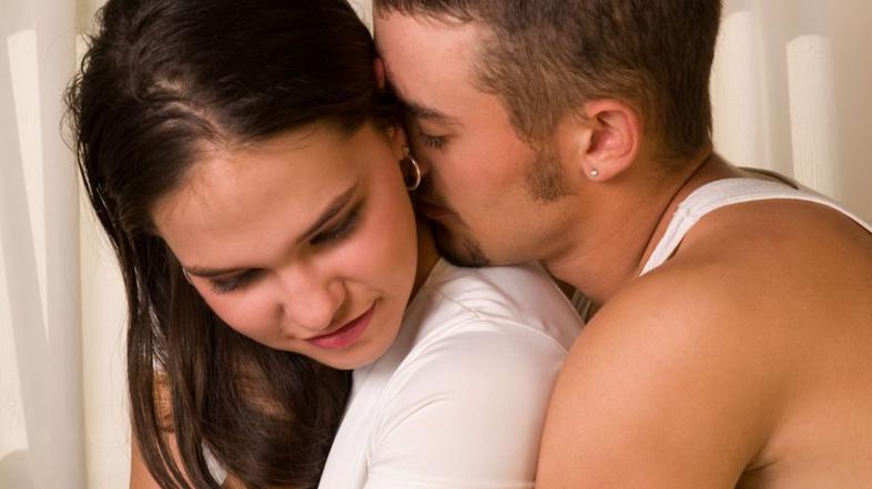 par moški ženska objem