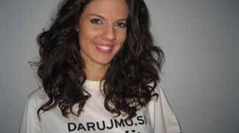 Sabina je z veseljem pomagala revni družini.