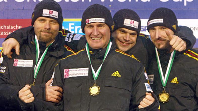 Matej Juhart (levo) je prvi Slovenec z zmago na tekmi svetovnega pokala v bobu.