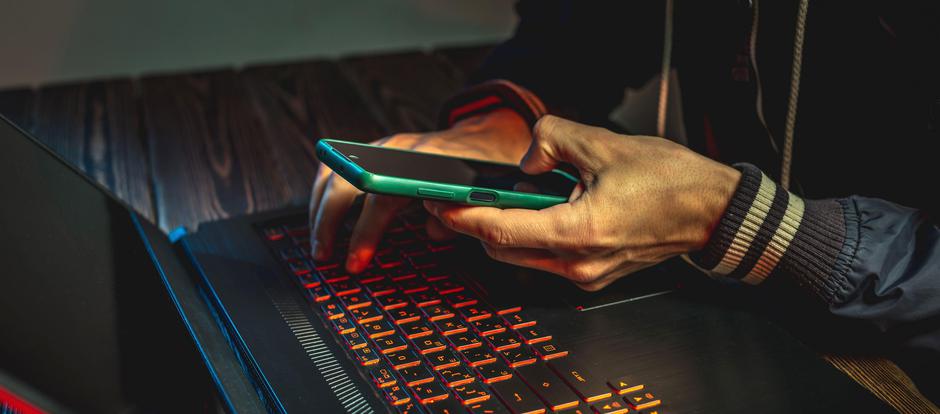 spletna prevara spletna goljufija računalnik mobilni telefon | Avtor: Profimedia