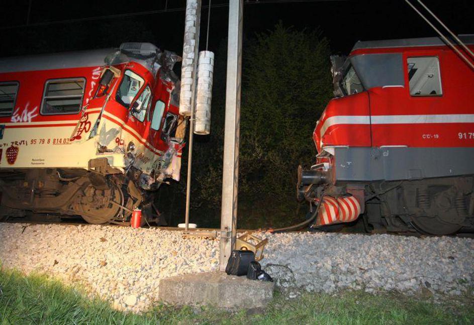 Vlaka se kljub preglednosti proge in zaviranju nesreči nista mogla izogniti.