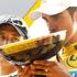 Alberto Contador rumena rumen majica zmaga slavje proslavljanje stopnicke pokal 