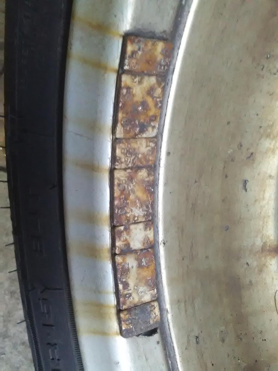 Uteži za platišča | Avtor: Andreja Cilenšek