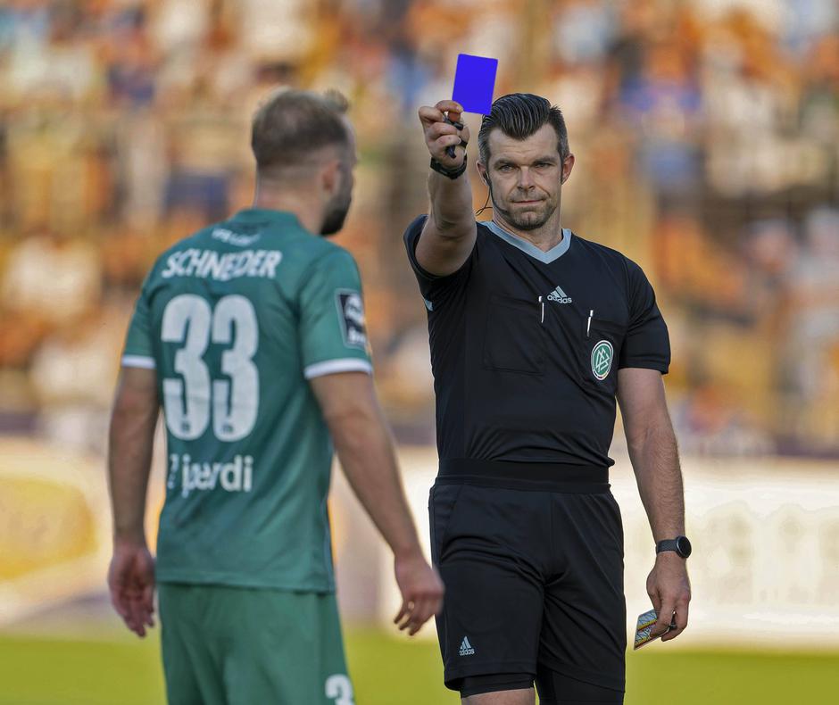 Nogomet, modri karton | Avtor: Profimedia