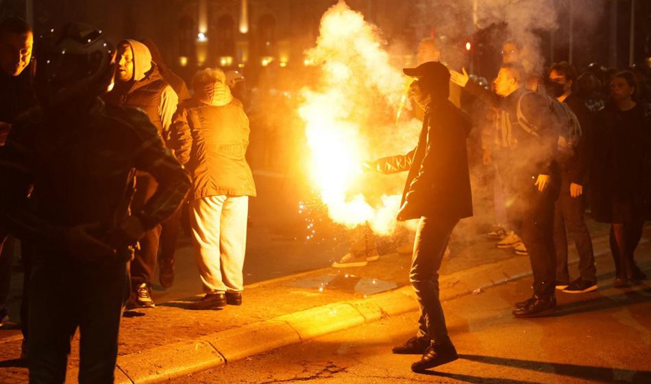 Pred parlamentom izbruhnili nemiri, več deset aretiranih