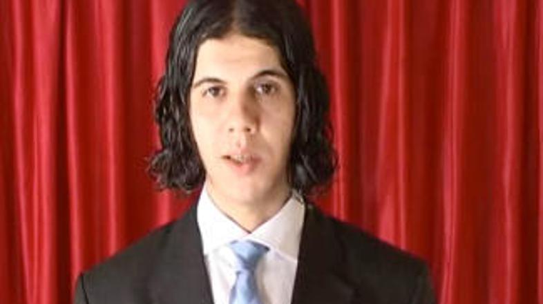 Bekkay Harrach je grožnje Nemčiji prenesel v črnem suknjiču in modri kravati.