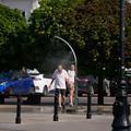 moški se hladi pod vodno meglica vročinski val na Poljskem