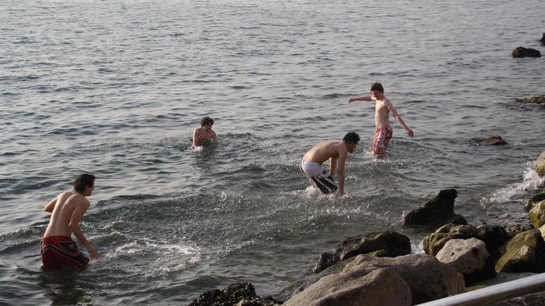 Bralka Zdenka Pečovnik nam je poslala fotografijo živahnih Špancev, ki so si ta 