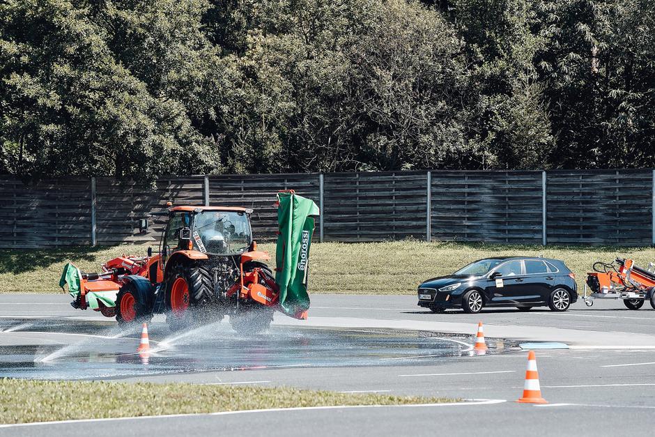 Varna vožnja s traktorjem | Avtor: Zavarovalnica Triglav