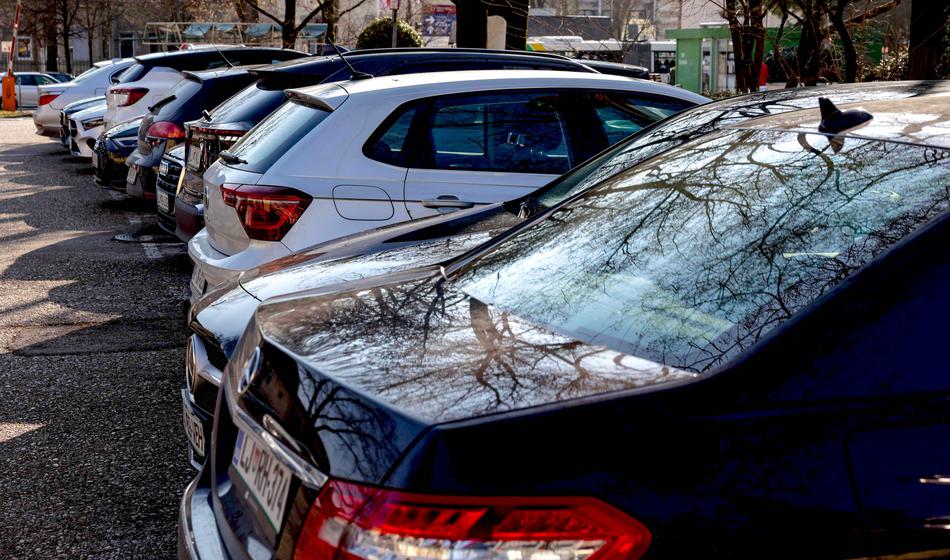 V središču mesta podvojili ceno parkiranja, domačini besni