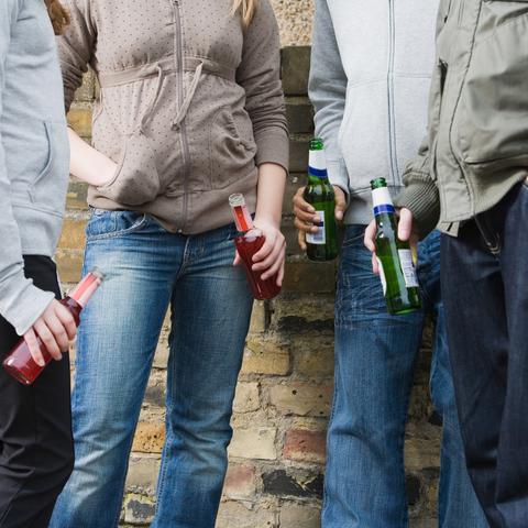 alkohol, mladi, popivanje, najstniki, družba, druženje, mladostniki