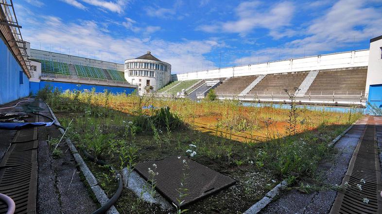 Na teniškem igrišču je že nekaj let namesto igralcev plevel. (Foto: Anže Petkovš