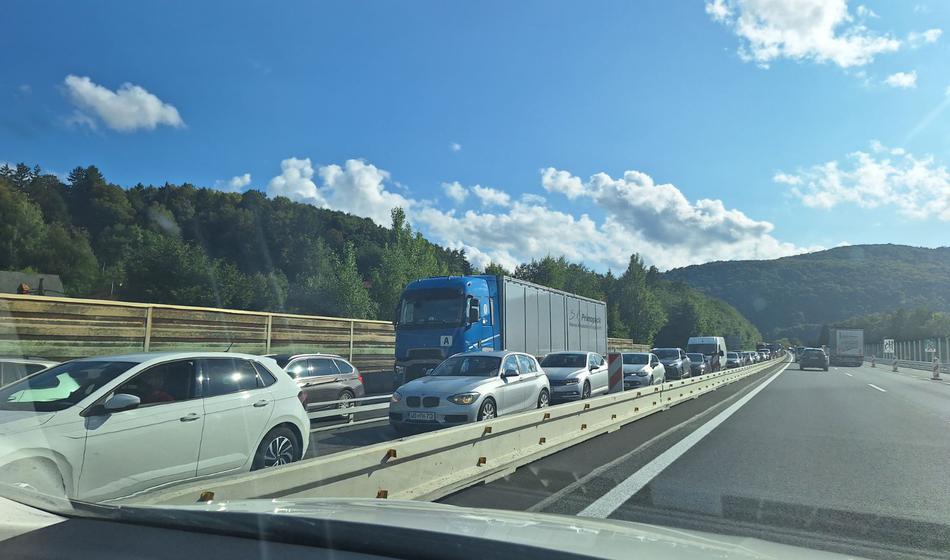 Avtocesta zaprta: Večkrat je počilo, nastaja nepregleden zastoj
