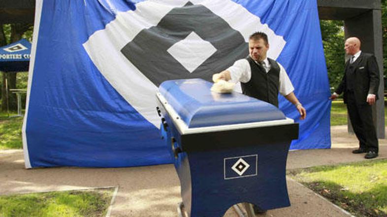 Najbolj zvesti navijači kluba HSV bodo pokopani v krsti, ki je obarvana v barvah
