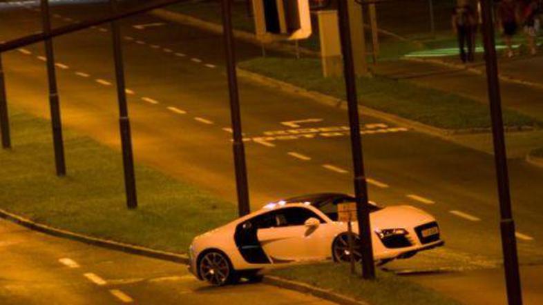 Voznik audija R8 je pot s 120 tisoč evrov vrednim vozilom končal na zelenici med