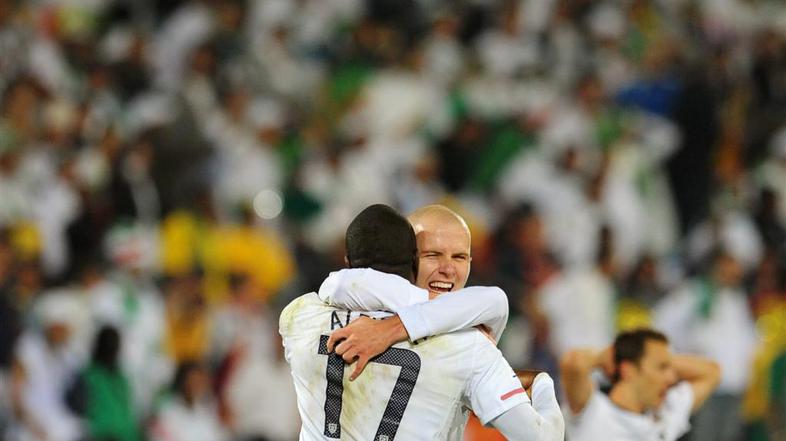 Selektorjev sin Michael Bradley proslavlja napredovanje z Jozyjem Altidorom. (Fo