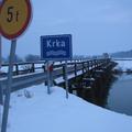 slovenija 30.01.14. Dolenjska, Mrseca vas, leseni most cez Krko v snegu, foto: J