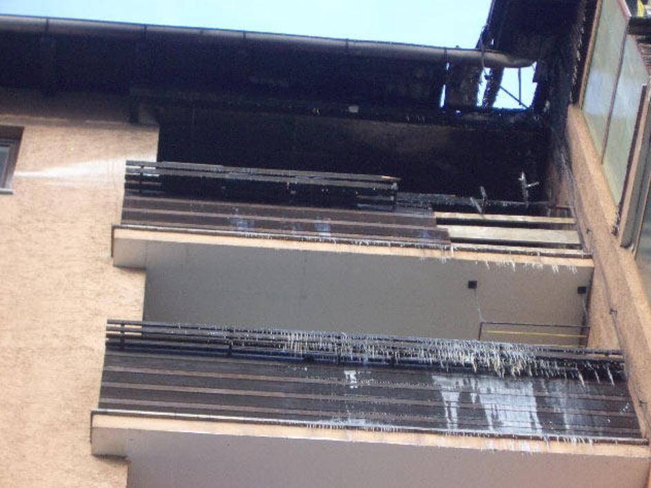 Ognjeni zublji so zajeli balkon in ostrešje stanovanjskega bloka.