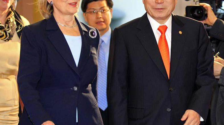 Clintonova med obiskom. (Foto: Reuters)