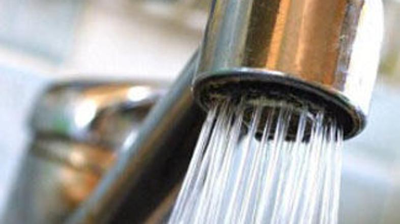 V zdravstvenem domu so opravili toplotni šok - pol ure so pustili teči vročo vod