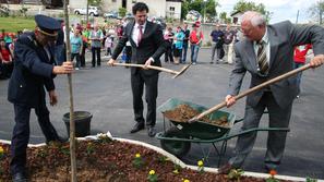 Naložbi so s posaditvijo lipe simbolno predali namenu Roman Grebenc, Patrick Vla