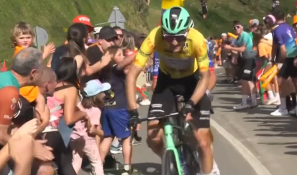 Bizarno! Bil je v igri za zmago, nato ga je porinil gledalec