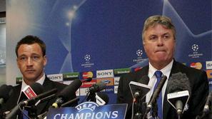 Guus Hiddink (desno) in kapetan John Terry (levo) bosta Chelsea poskušala popelj