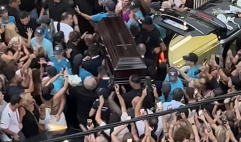 Obsedeno stanje: Zvezdnikovo krsto pričakali z aplavzom in petjem