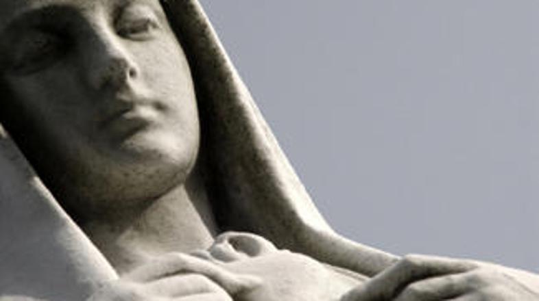 Glede na ugotovitve poročila naj bi cerkveni predstavniki spodbujali ritualna pr