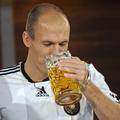 Pivo je "tankal" le poškodovani Arjen Robben, in sicer v nedeljo na televiziji. 