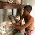 Lobanje žrtve Rdečih Kmerov so kot opomin shranjene v muzeju. (Foto: EPA)