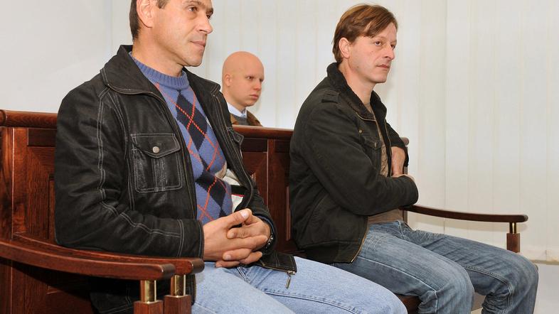 Zdravko Šoba (na fotografiji levo) in Tomaž Starina sojenje pozorno spremljata, 