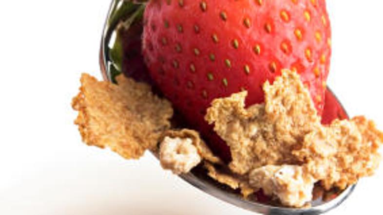 Kosmičem dodajte sveže sezonsko sadje. Slastno in hranljivo!