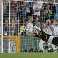 Iker Casillias je tako obranil strel Daniela De Rossija iz bele točke.