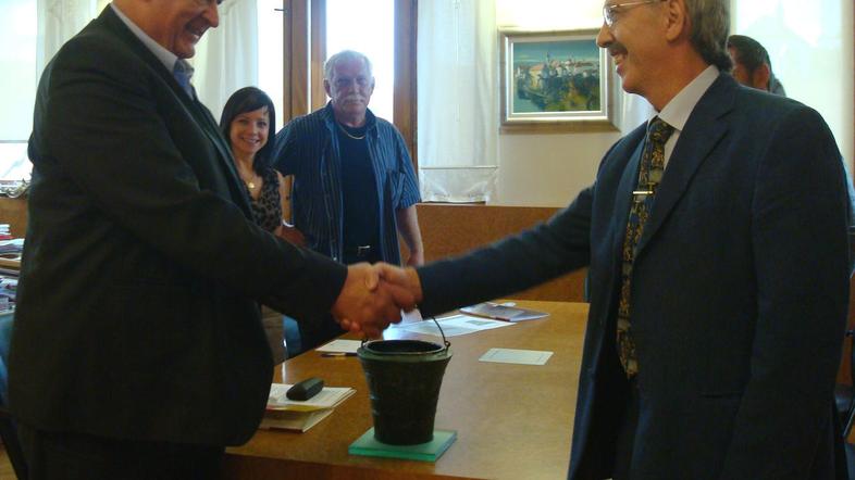 Direktor Dolenjskega muzeja Novo mesto Zdenko Picelj je v petek simbolno predal 