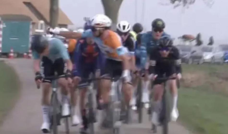 Šokanten prizor! Med dirko s pestjo v glavo udaril drugega kolesarja