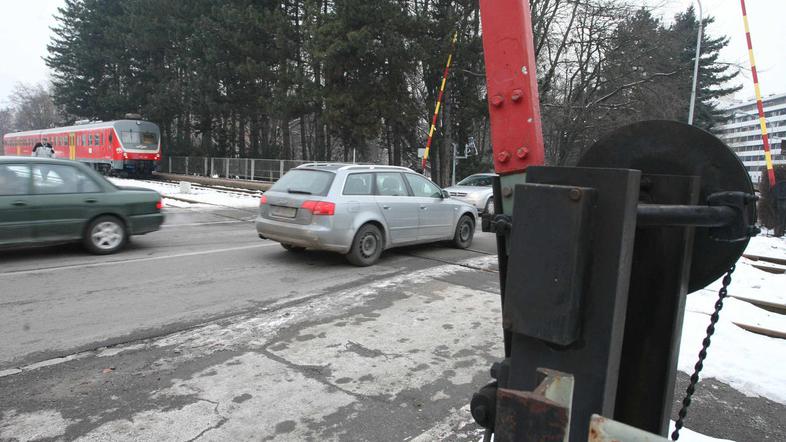 61-letna voznica, ki je doma v neposredni bližini železniškega prehoda, je bila 