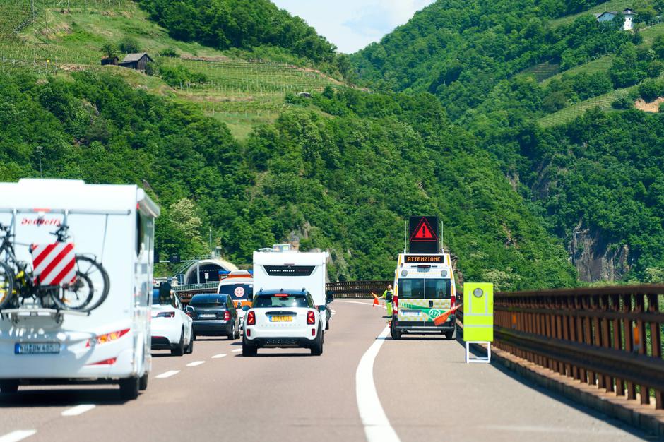 prometna nesreča autostrada Italija rešilec | Avtor: Profimedia