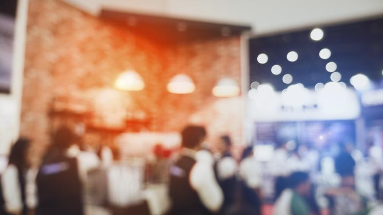 Gruča ljudi v lokalu zamegljeno